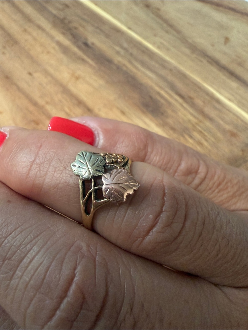 Vintage Black Hills 10kt Gold Two-Tone Leaf and Grape Ring Black Hills Gold - Picture 3 of 3
